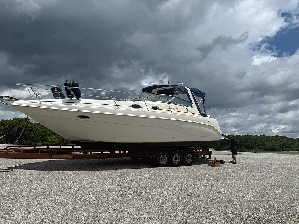 1999 Rinker 1999 Rinker 330 Fiesta Vee boat for sale in Nancy, KY, view 2
